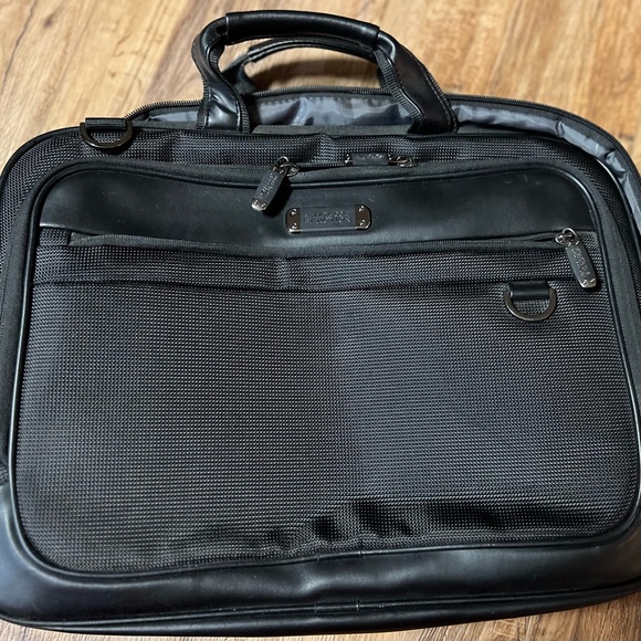 Kenneth Cole Reaction Laptop Case for up to 17" computers - Picture 1 of 15